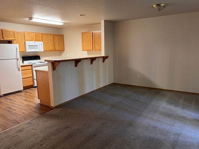 sala de estar y cocina - 5541 Glenridge Way