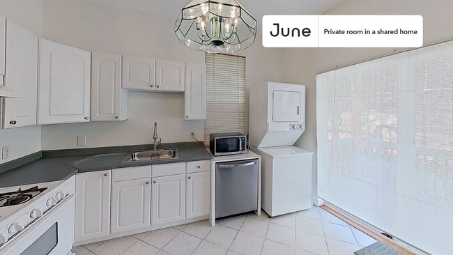 Foto del edificio - Room in Shared 3 bed/1 bath home