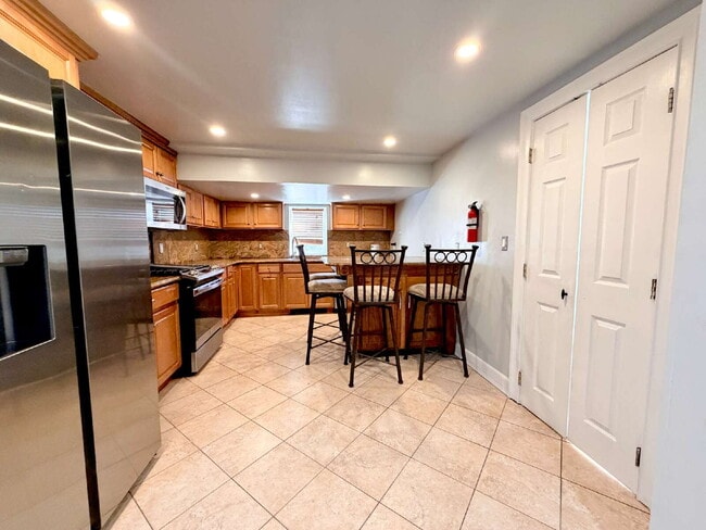 Foto del edificio - Move in ready, spacious, 4 bedroom, 3 bath single-family home available for rent in Hackensack, NJ.
