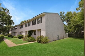 Building Photo - 104 Courtyard Villas Ln