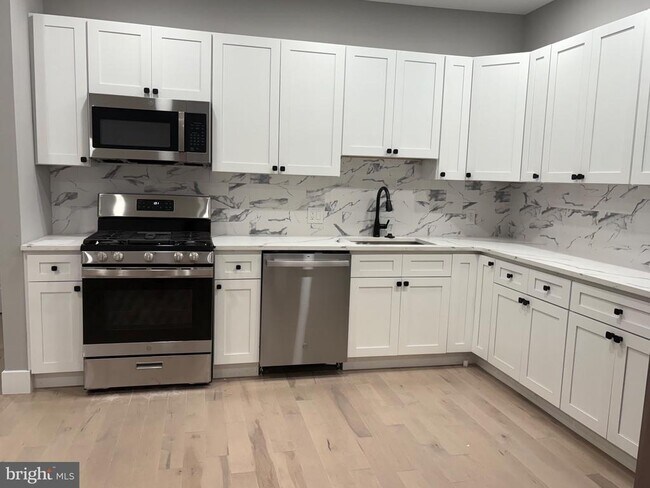 Foto del edificio - 2840 W Girard Ave