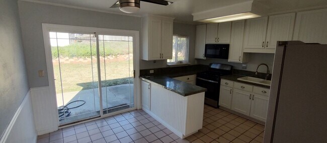 Foto del edificio - Single Story House in Poway - 4 BR Plus Bo...
