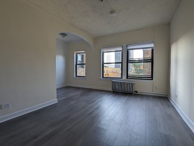 Building Photo - 5417 N Kenmore Ave