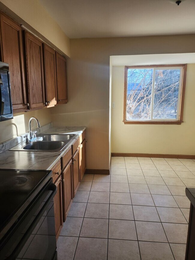 Foto del edificio - 3 Bedroom 2 Bath House with Attached Garage