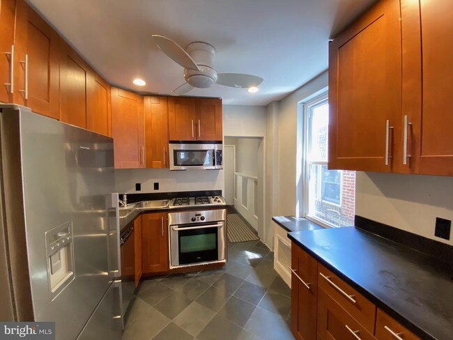 Building Photo - 879 N Myrtlewood St