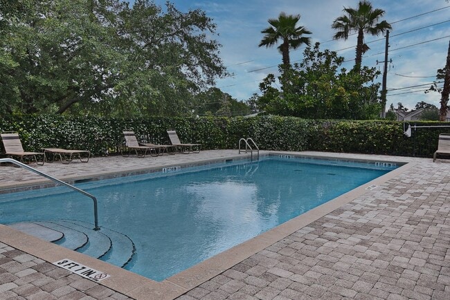 Building Photo - Lovely Town Home Available