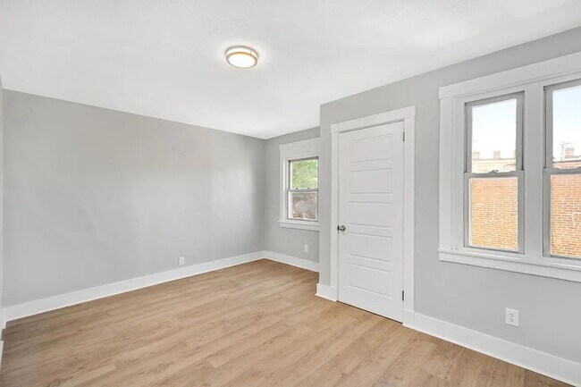 Building Photo - 408 E 8th Ave