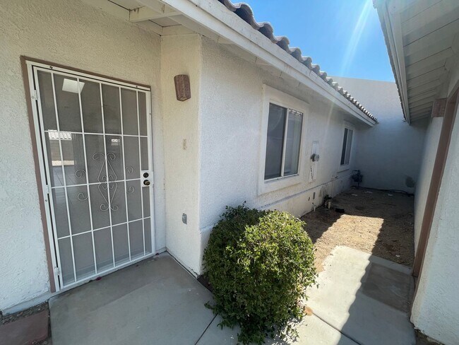 Building Photo - YUMA MEADOWS TOWNHOUSE W/ POOL ACCESS!
