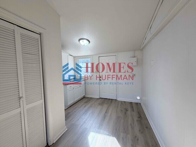 Building Photo - Two Bedroom House | Move in Ready