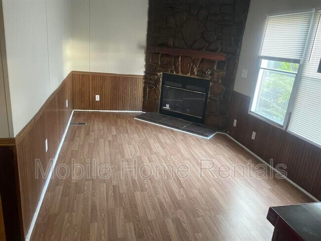 Foto del edificio - 8 Wilderness Rd