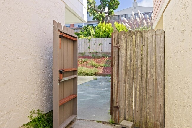 Building Photo - 64 Lycett Cir