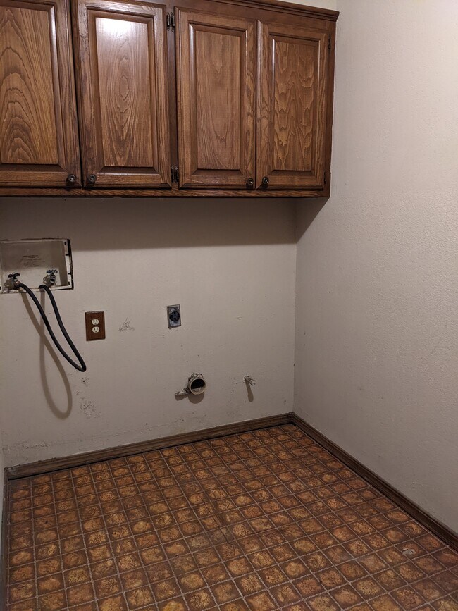 Washer/Dryer Hook Ups - 1616 Julie Plz