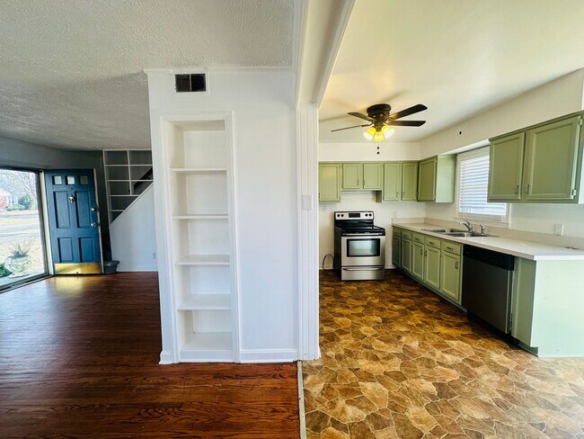 Foto del edificio - Spacious and stylish home in a prime Louisville location!