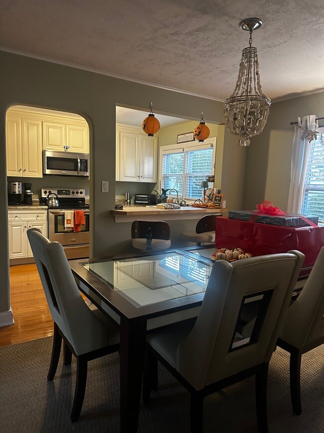 Building Photo - 3006 Sunset Ave