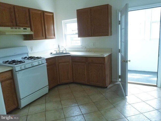 Building Photo - 805 Brooks Ln