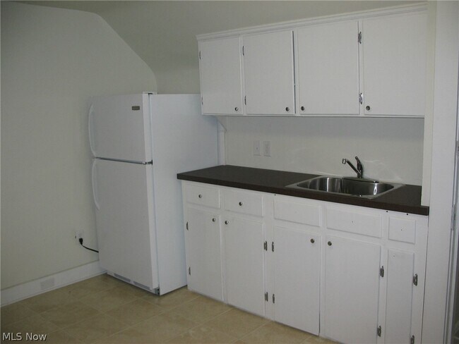 Foto del edificio - 2720 Mayfield Rd