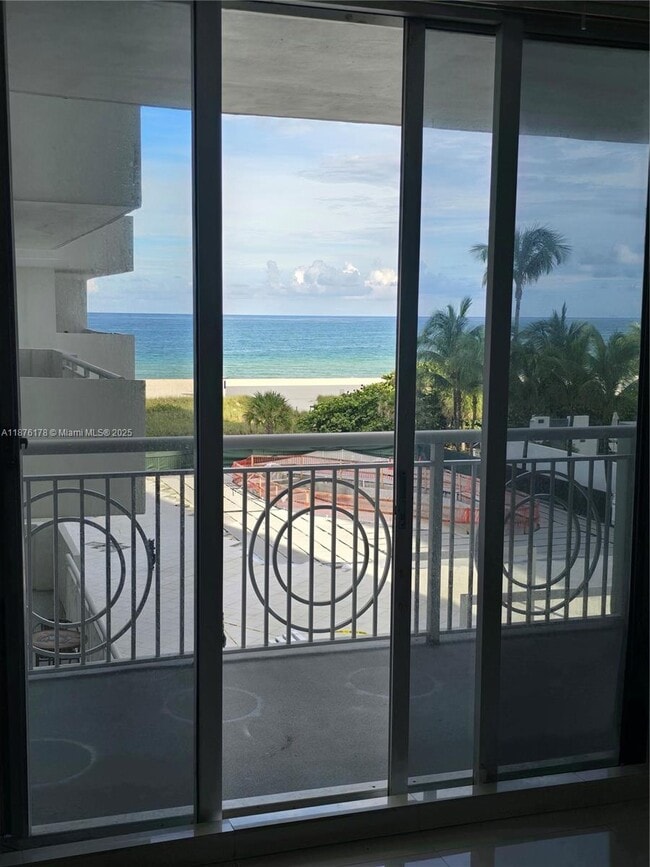 Foto del edificio - 5825 Collins Ave