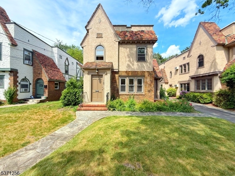 Primary Photo - 166 Washington Pl