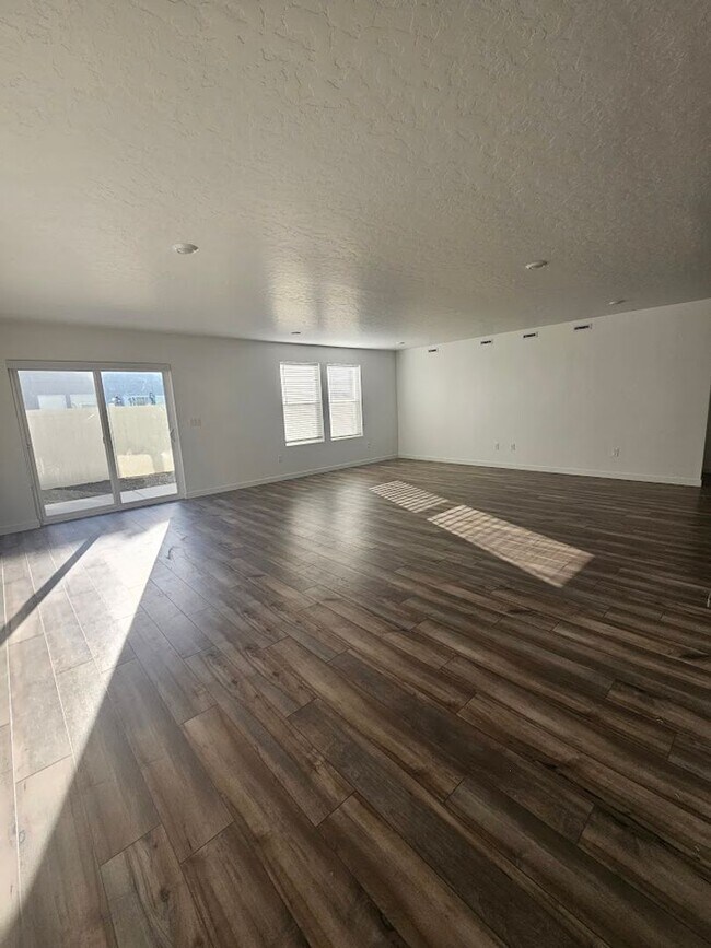 Building Photo - Next to Owhyee Highschool - Newer 3 Bedroom Home