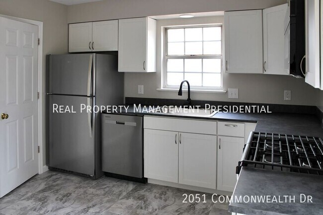 Foto del edificio - 2051 Commonwealth Dr