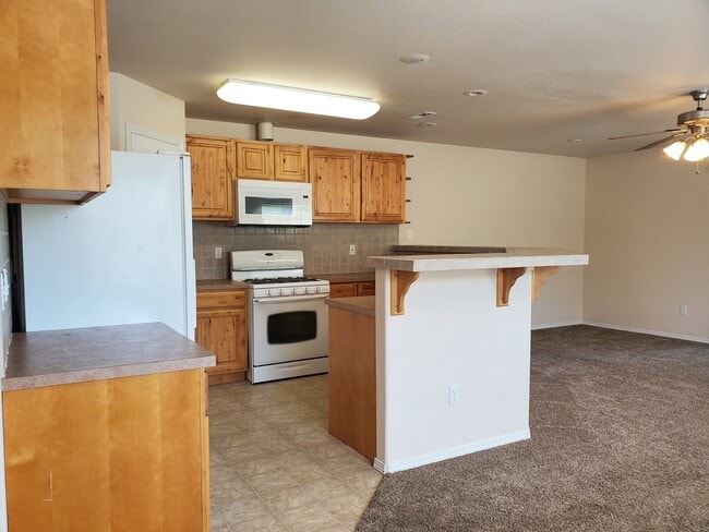 Building Photo - 3 Bedroom Duplex Near Downtown Available!