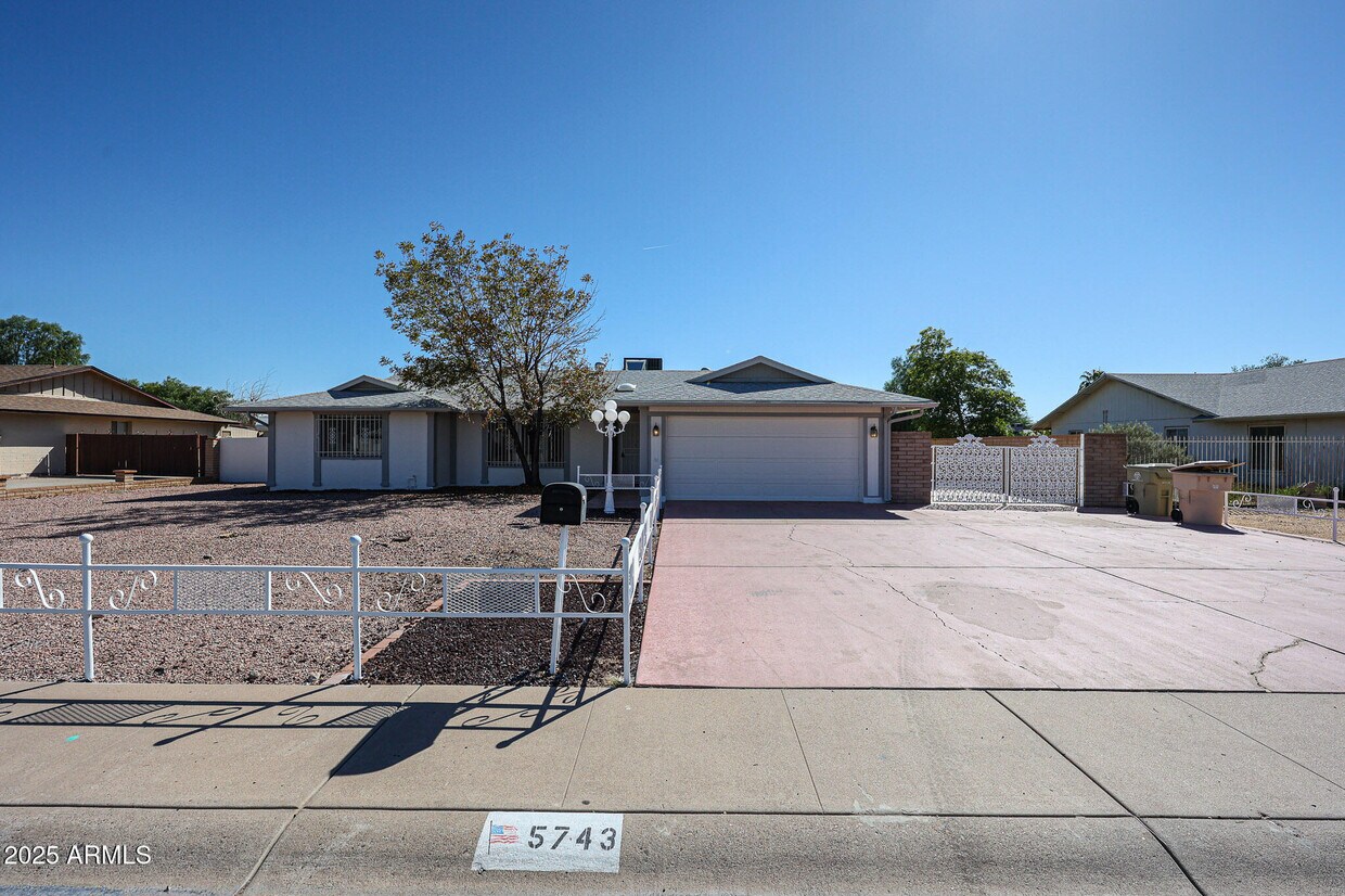 Foto principal - 5743 W Monte Cristo Ave