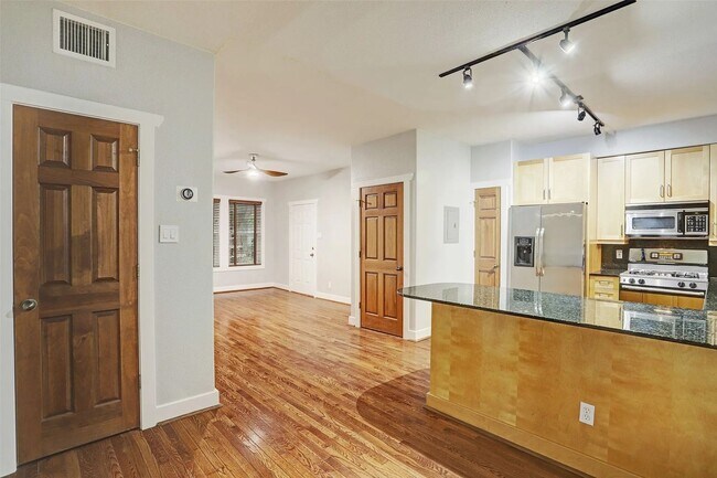 Foto del edificio - Beautiful 1 Bedroom 1 Bathroom  Available