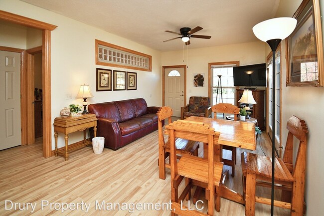 Building Photo - 2 br, 1 bath House - 830 E. Sunshine Street