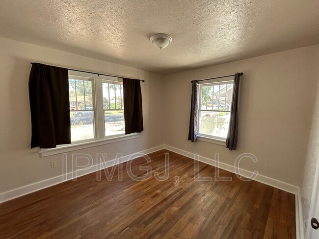 Building Photo - 935 Teller Ave