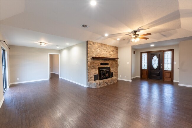 Building Photo - 328 Lake View Dr