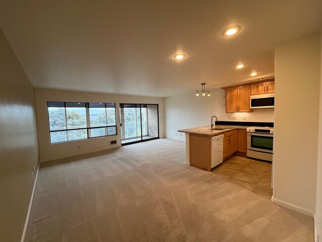 Building Photo - Bayview Condo with Updated Features  - Boulevard