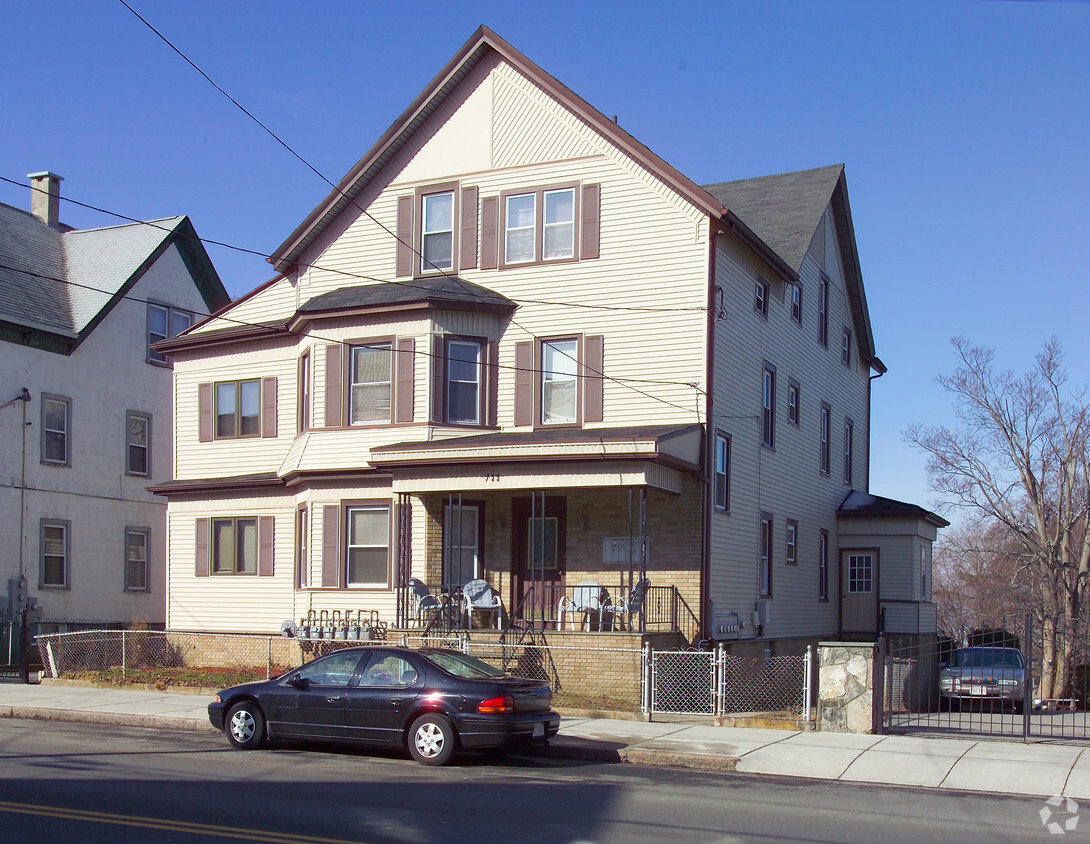 Building Photo - 733 Broadway