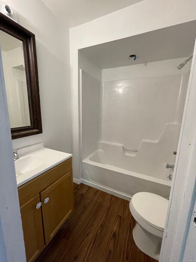 Building Photo - 3 Bed 2 Bath, 2 Story House