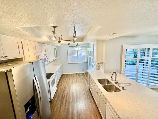 Building Photo - Beautiful Townhome with Great Schools, Great Location! Pet Friendly!