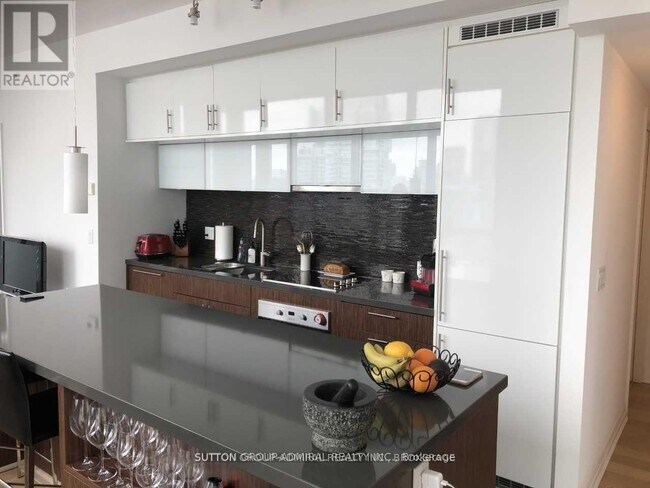 Building Photo - 8 Mercer St