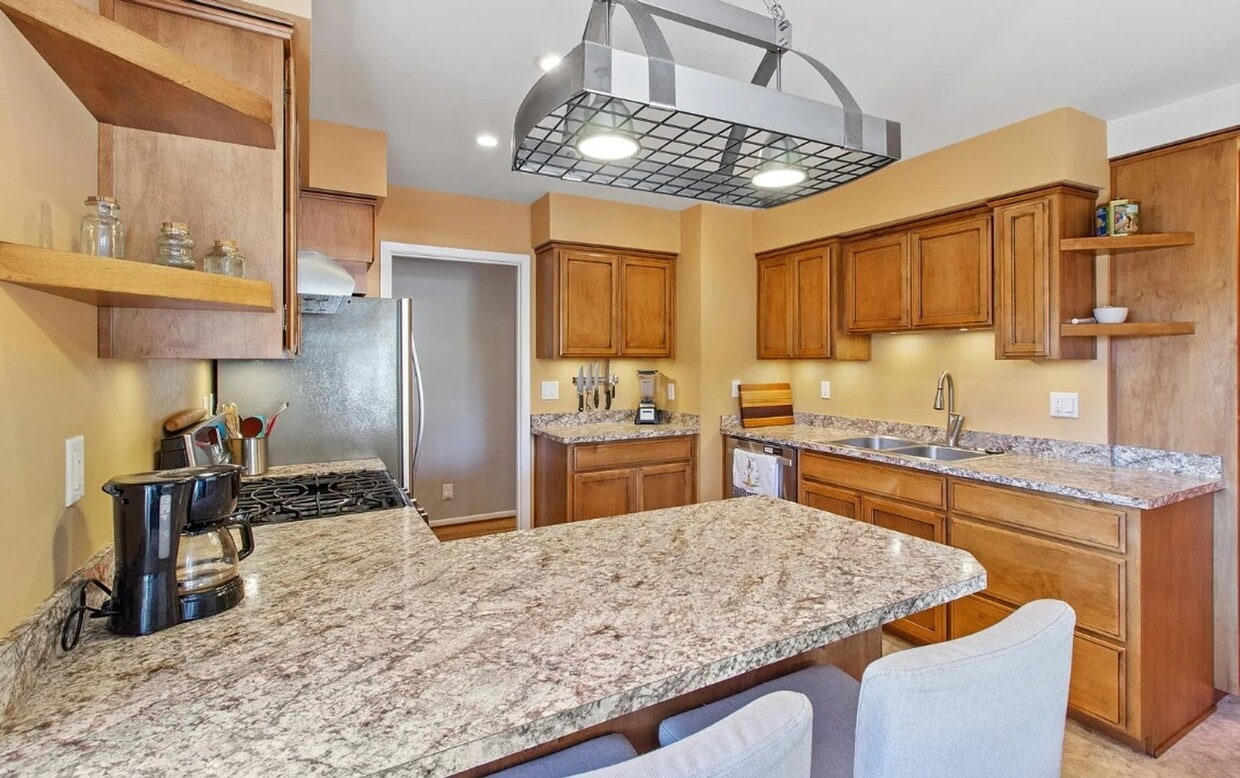 Building Photo - East Medford 3 Bedroom 2 Bathroom