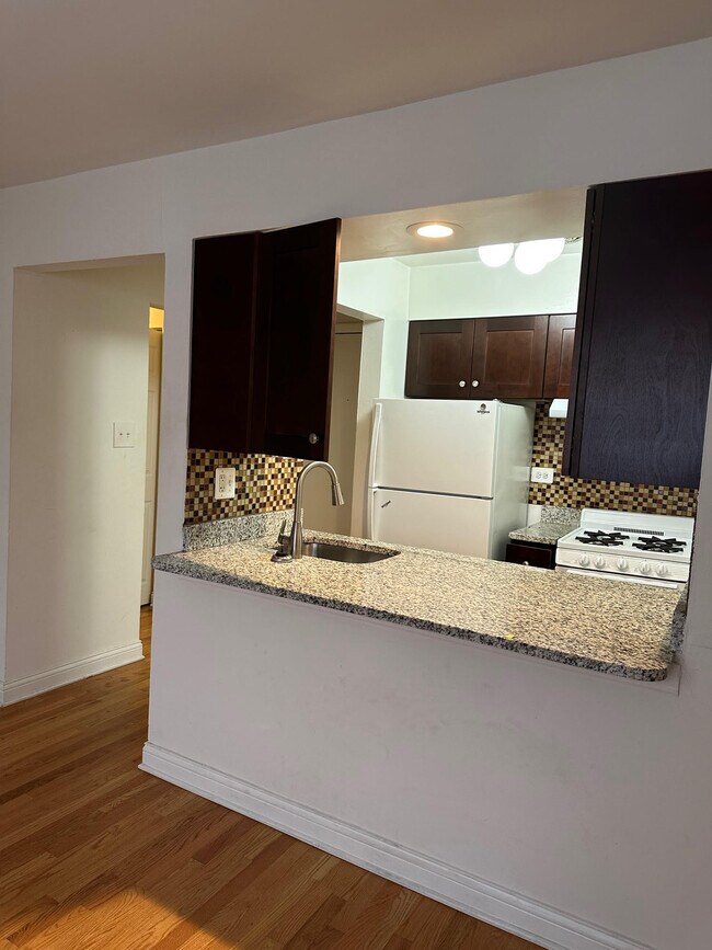 Foto del edificio - 3700 N Pine Grove Ave
