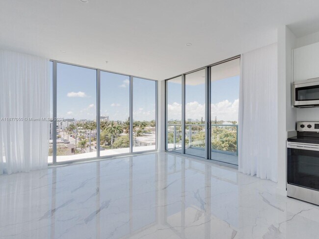 Foto del edificio - 8425 Crespi Blvd
