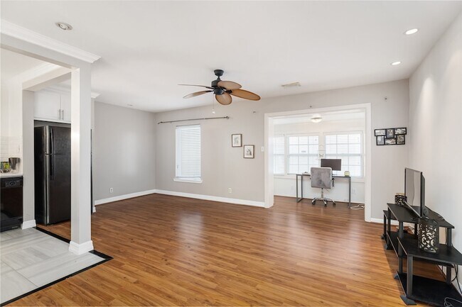Foto del edificio - 2824 Briarhurst Dr