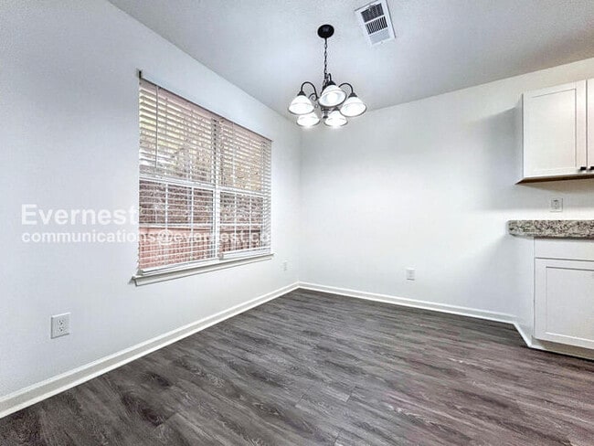 Foto del edificio - 3136 Lower Creek Dr