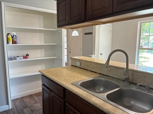 Building Photo - Beautiful 4BR 2BA Home w/ Fenced Yard + Garage Parking in Converse