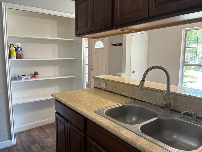 Foto del edificio - Beautiful 4BR 2BA Home w/ Fenced Yard + Garage Parking in Converse