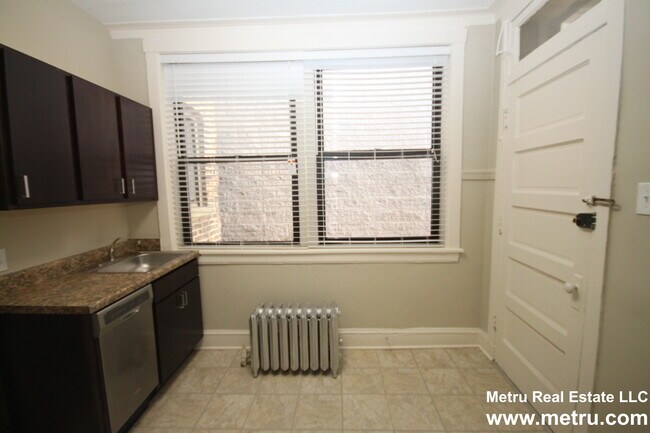 Building Photo - 807 W Cornelia Ave