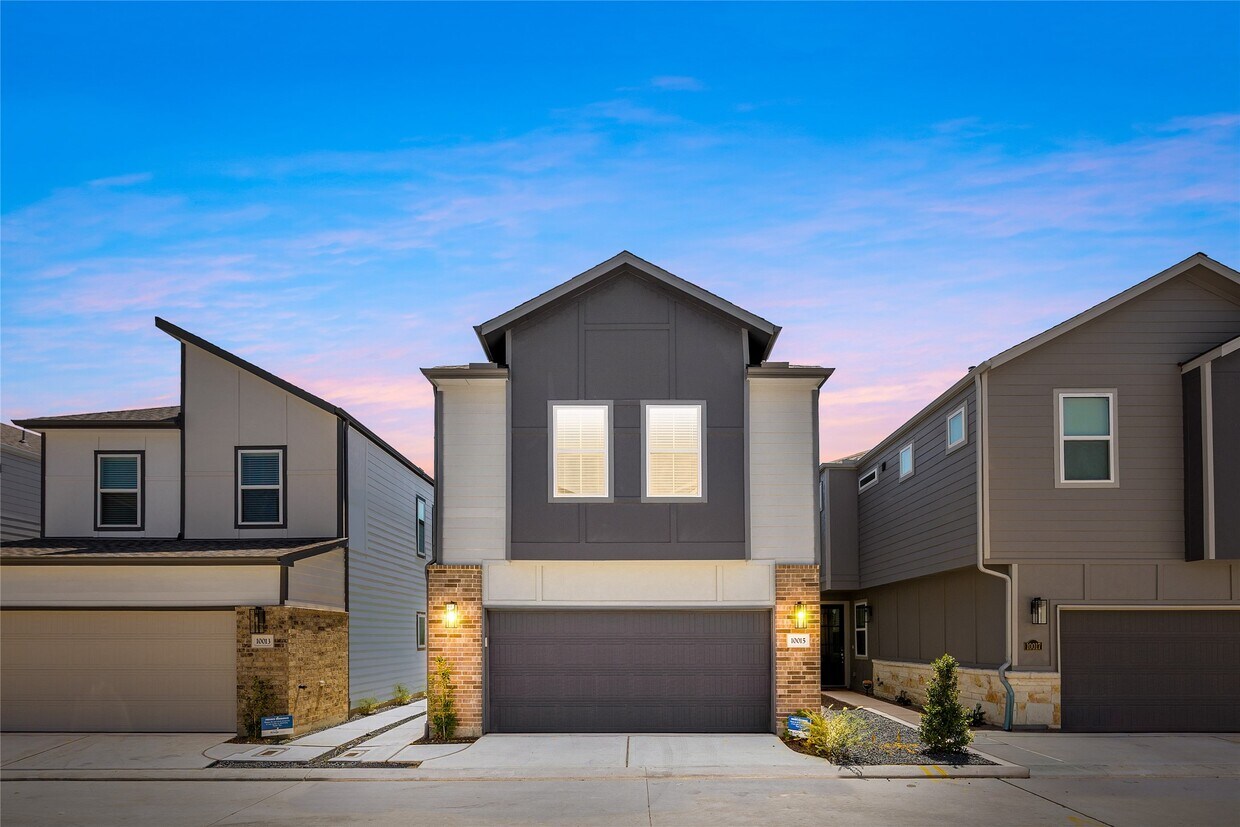 Primary Photo - 10015 Rustic Charm St