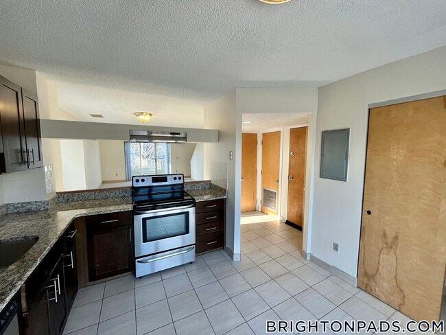 Building Photo - 150 N Beacon St