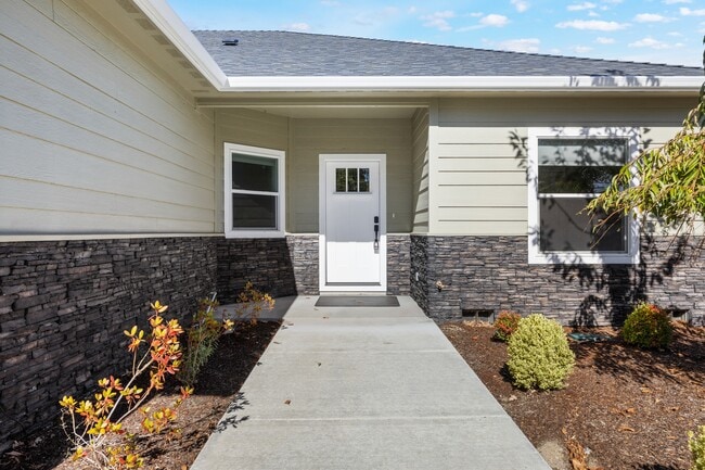 Building Photo - 221 Skyhawk Dr