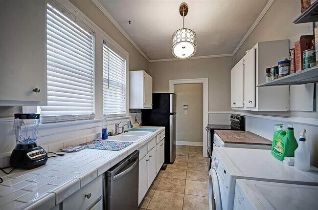 Building Photo - 1846 St Ann St