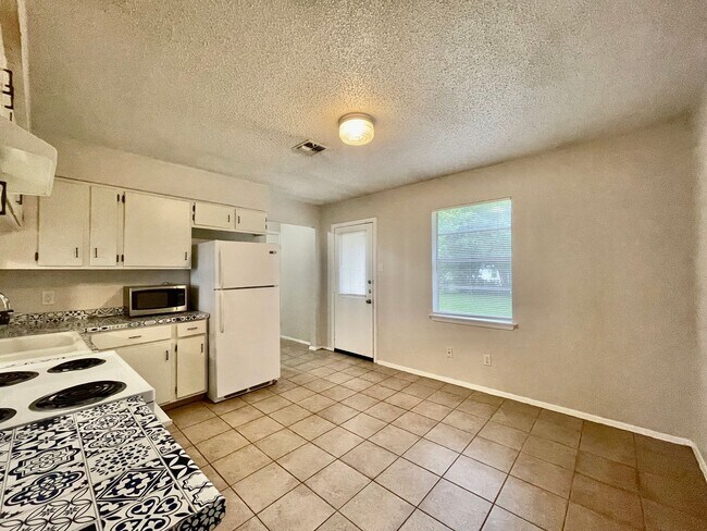Foto del edificio - 2 Bedroom, 1 Bathroom home + Large Yard and Carport