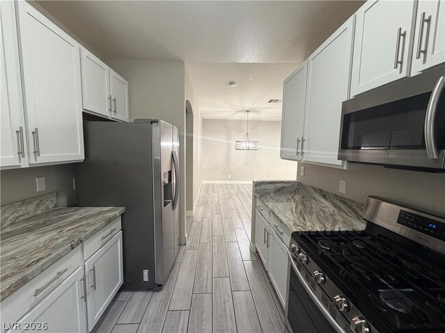 Building Photo - 1900 N Torrey Pines Dr