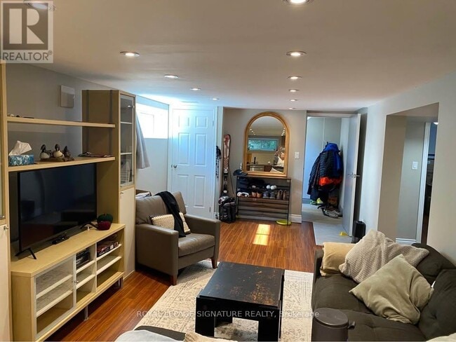 Building Photo - 147 Lupin Dr